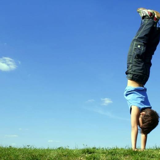 Jongen Handstand