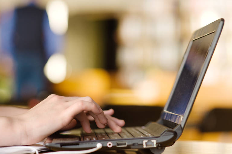 Laptop Van Zijkant Gefotografeerd (1)