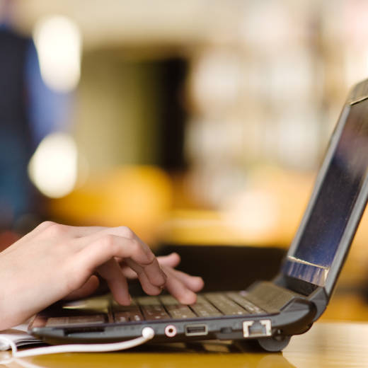 Laptop Van Zijkant Gefotografeerd (1)